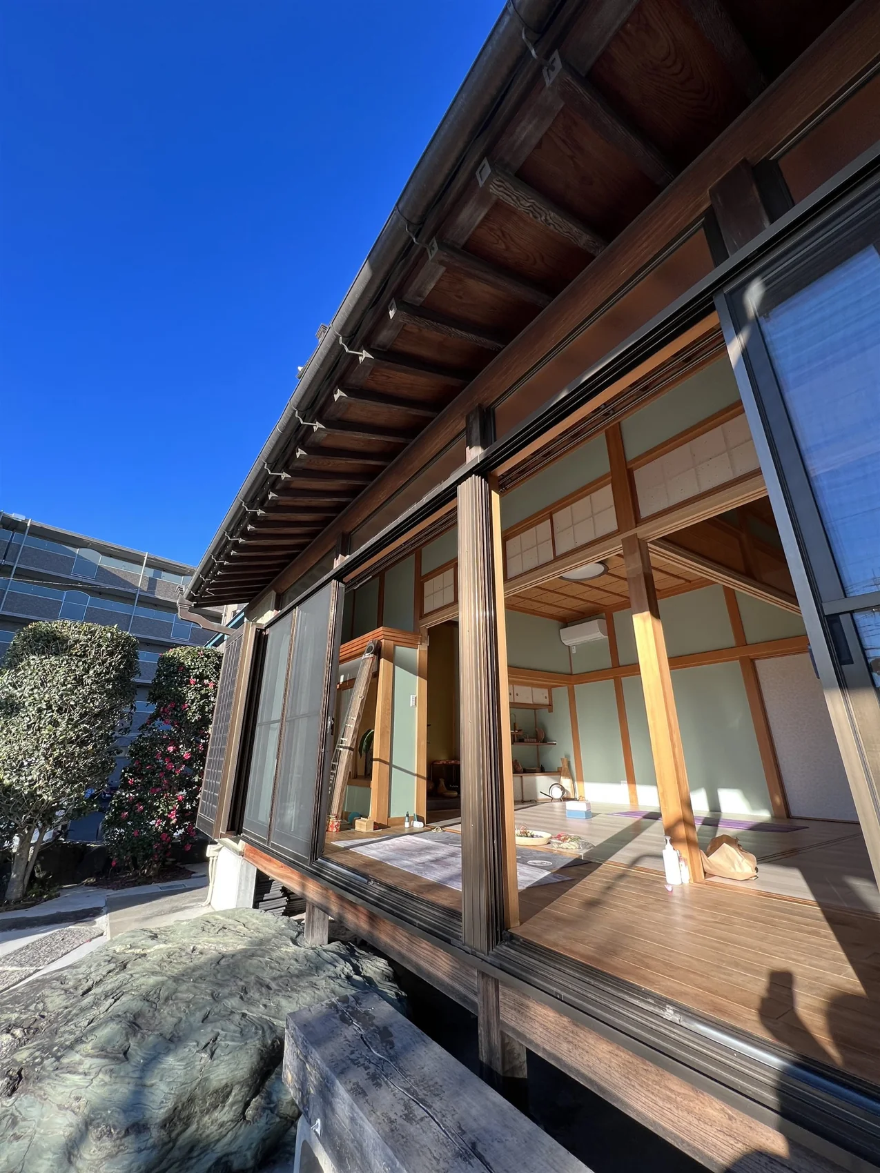 Surya HOUSEの窓辺と建物の外観